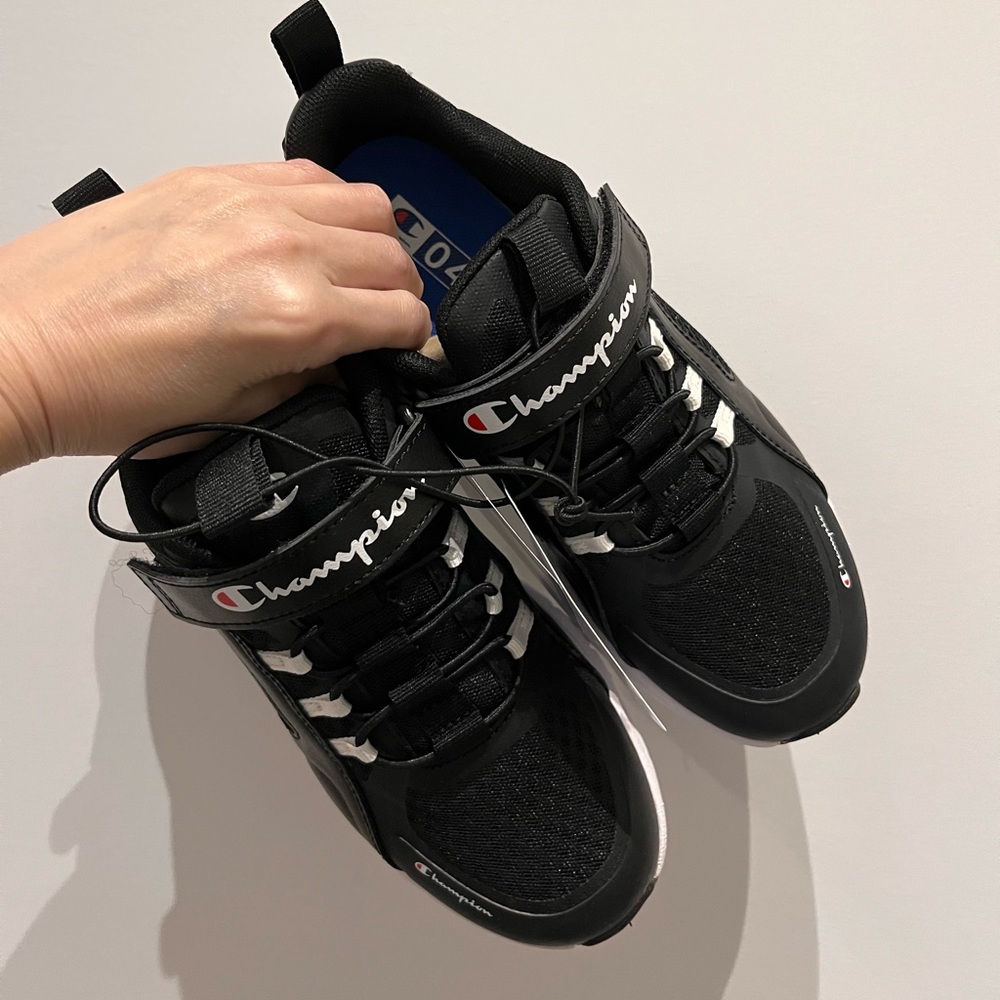 NEW Champion Big Kids Lightweight Sports Gym Sneakers Black White Size 4 - Picture 2 of 4